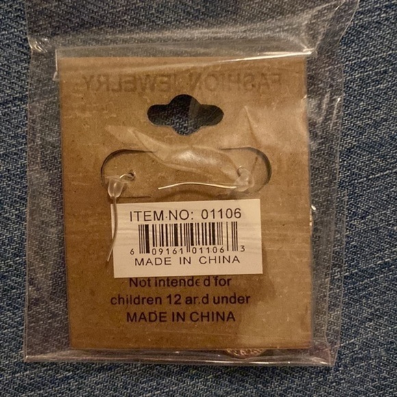 𝅺CAT Howlite Earrings, white color - Picture 2 of 2